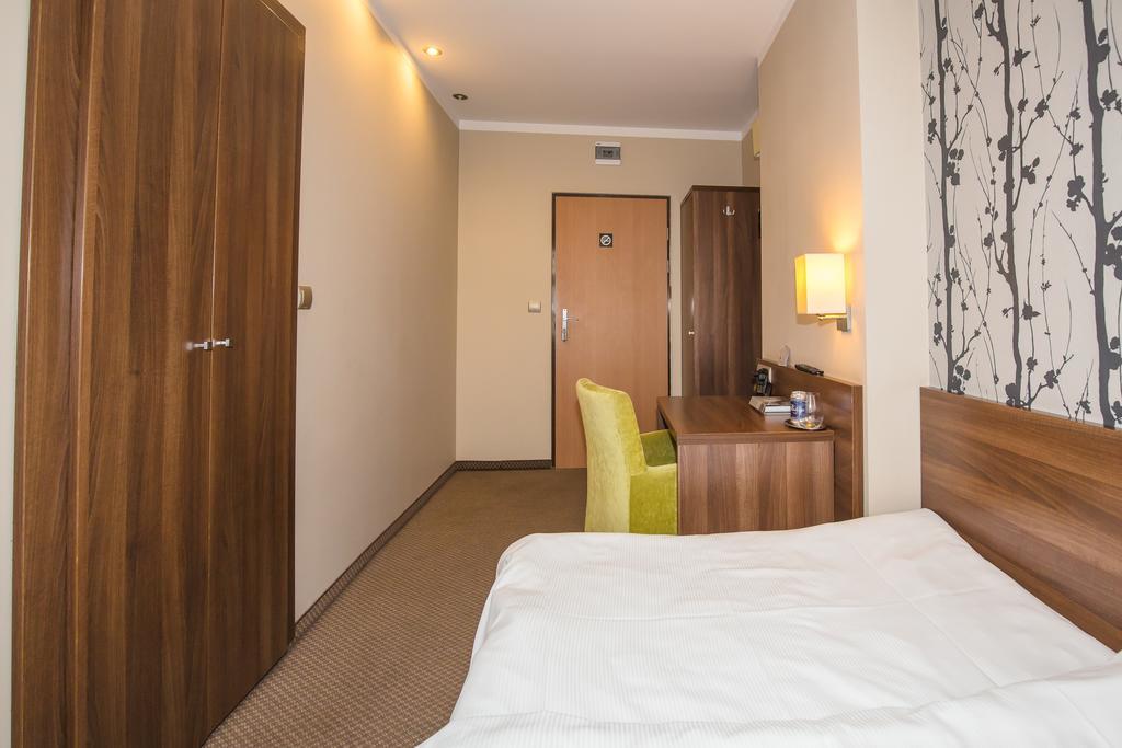 Hotel Srodmiejski Ζιελόνα Γκόρα Εξωτερικό φωτογραφία