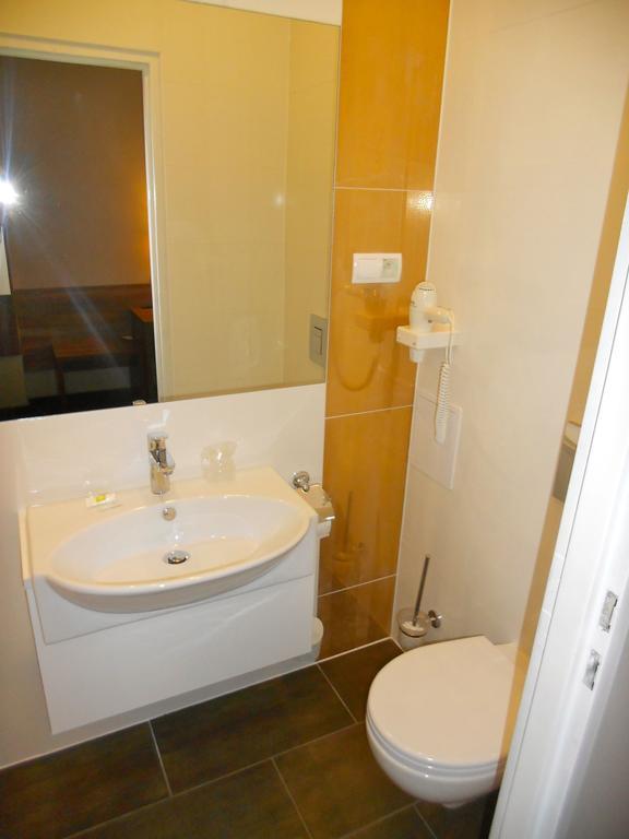 Hotel Srodmiejski Ζιελόνα Γκόρα Δωμάτιο φωτογραφία